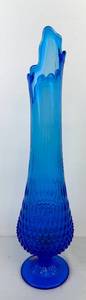 lot 10 image: Vintage Fenton Glass Swung Vase