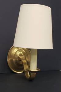 lot 25 image: Thomas OBrien Collection Channing Single Sconce in Hand-Rubbed Antique Brass - NEW