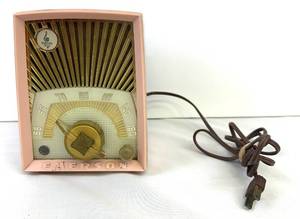 lot 42 image: 1950s Pink Emerson Petite Radio