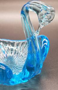 lot 86 image: Lovely Blue Glass Swan Trinket Holder