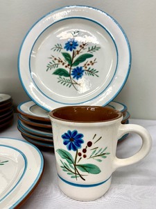 lot 141 image: Vintage Stangl Batchelors Button Pottery Pieces