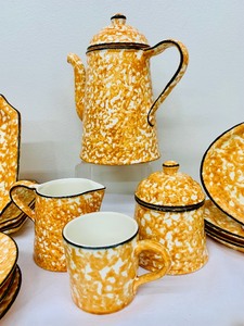 lot 132 image: Vintage Gold Stangl Sponge Ware Town and County