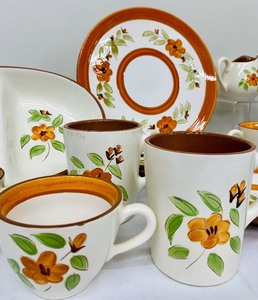lot 134 image: Variety of Vintage Stangl Bitter Sweet Pottery Pieces
