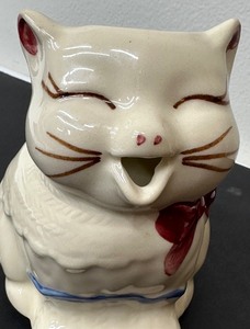 lot 167 image: Vintage Shawnee USA Patented Puss n Boots Cat Creamer.