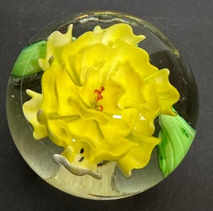 lot 168 image: Stunning, Bright Flower Paper Weights - Lot of 3