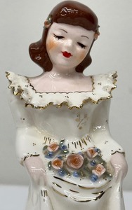 lot 154 image: Vintage 1950s Florence Ceramic Woman in White Dress with Flowers