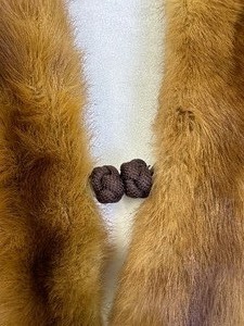lot 175 image: Vintage Mink Stole with Three Mink
