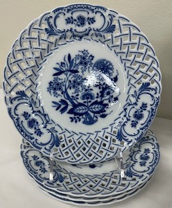 lot 221 image: Lovely Hutschenreuther Dinner Wear