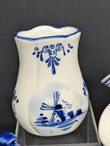 lot 190 image: Assorted Vintage Delft Collectibles