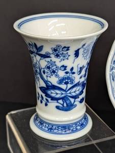 lot 193 image: Assorted Hutschenreuther Blue Onion Dishes