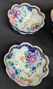 lot 208 image: Vintage Petite Painted Porcelain Scalloped Edge Desert Bowl Set