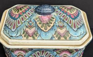 lot 215 image: Vintage Chinese Ceramic Covered Dish