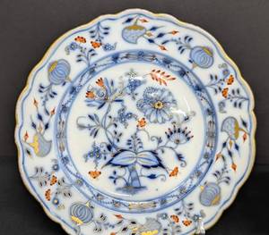 lot 196 image: Meissen and Hutschenreuther Dishes