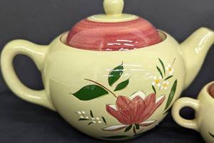 lot 222 image: Assorted Stangl Magnolia Pottery