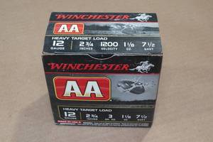lot 194 image: 25 Winchester AA 12 Gauge 2-34 7-12 Shot Shotshells