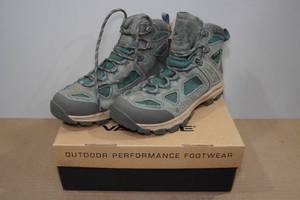 lot 24 image: Vasque Womens Hiking Boots -Size 8