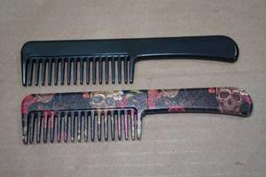 lot 76 image: 2 Hair Comb Knives