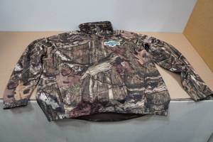 lot 105 image: Camo Pull-Over -Size XL