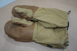 lot 121 image: Military Firebrand Mitts -Large