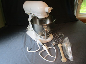 lot 20 image: Kitchen Aid Mixer