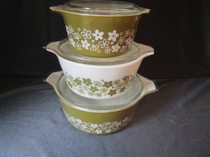 lot 21 image: Pyrex Tip & Pour Bowls