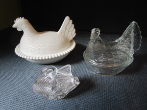 lot 32 image: Nesting Hens & Swan