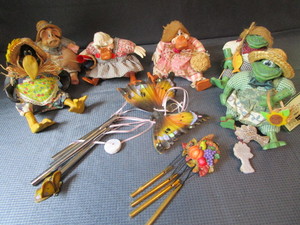 lot 35 image: Country Folks, Wind Chimes