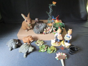 lot 39 image: Knick Knacks Frogs, Turtles, Denim Kids
