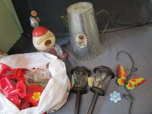 lot 79 image: Tweety Bird House, Hummingbird Feeders