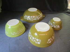 lot 105 image: Pyrex Tip & Pour, Nesting Bowls