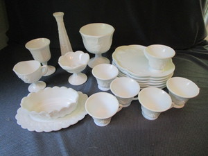 lot 106 image: Milk Glass Snack Set
