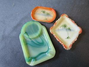 lot 108 image: Akro Agate Ashtray, 2 Souvenir