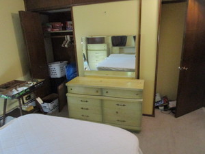 lot 10 image: Bassett Bedroom Suite