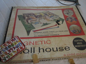 lot 129 image: Vintage Magnetic Dollhouse