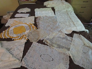 lot 131 image: Doilies, Tablecloths, Placemats