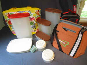 lot 140 image: Tupperware & Lunch Bags