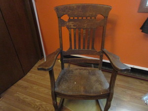 lot 4 image: Antique Rocker