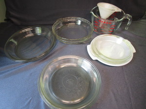 lot 166 image: Pie Plates, Pyrex Measuring Cups