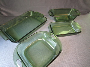 lot 172 image: Anchor Green Baking Pans