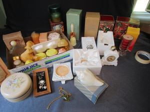 lot 175 image: Avon Figures, Soups, Powder