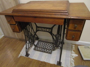 lot 6 image: Antique Treadle Sew Machine