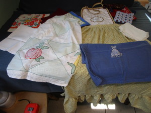 lot 195 image: Vintage Aprons, Scarves, Linens