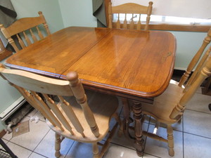 lot 13 image: Kitchen Dine Set