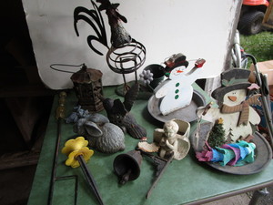 lot 211 image: Garden Dcor