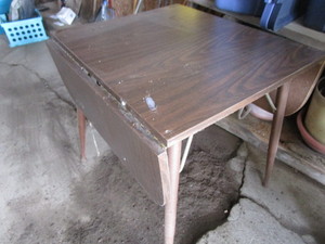 lot 222 image: Dropleaf Mid Century Table