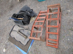 lot 262 image: Car Ramps, Floor Mats, Grease Gun, B&D Dust Buster