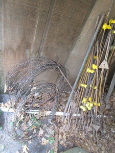 lot 263 image: Electric Fence Post, Smooth & Barb Wire
