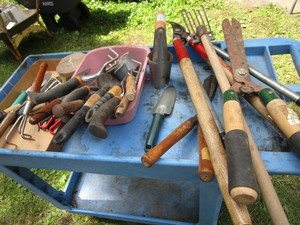lot 264 image: Garden Hand Tools