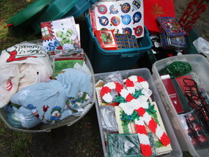 lot 279 image: Christmas Decorations - 5 Totes