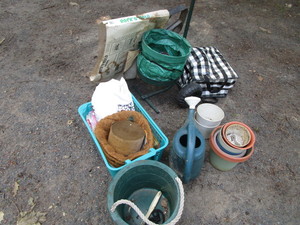 lot 282 image: Tree Wrap, Garden Dolly, Mold, Planter, Sprinkler Can